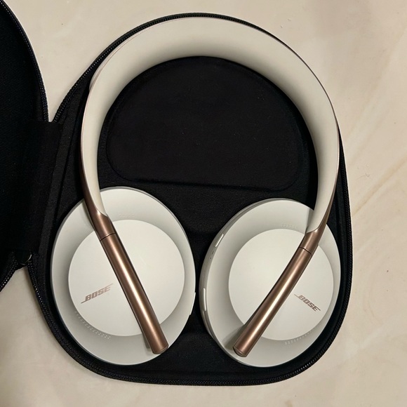 Bose Over-Ear Headphones in White and Rose Gold - Picture 4 of 12